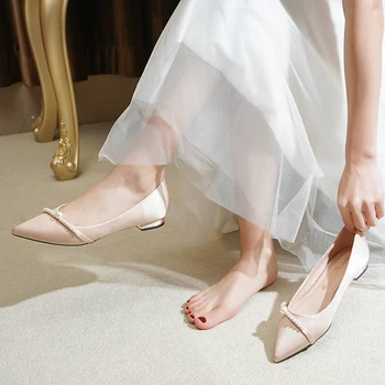 Poročni čevlji ženske ravno 2020 nove zimske nevesta čevlji šampanjec barve utrujene noge nizko peto noseča družico kristalno čevlji