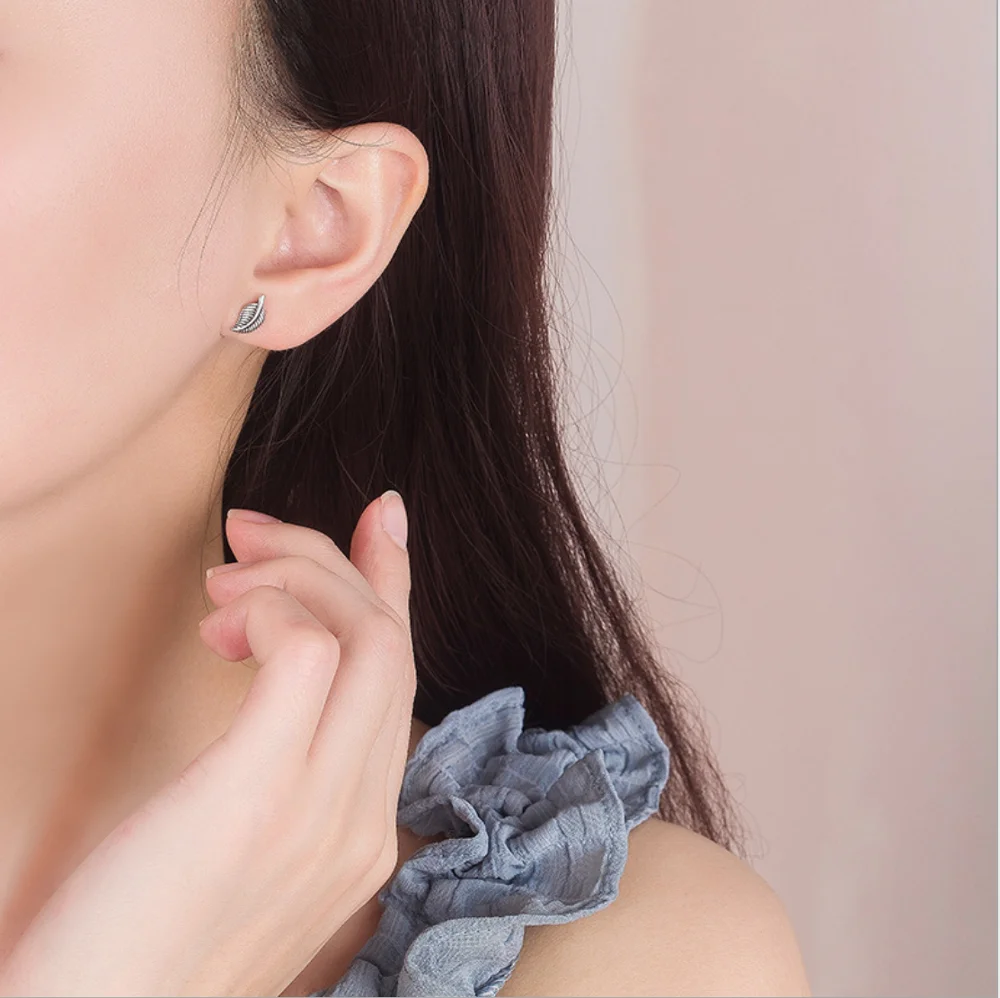 2020 jeseni in pozimi novo sterling srebro S925 uhani ženski sveže slog divje majhni listi neto rdeče uho nakit