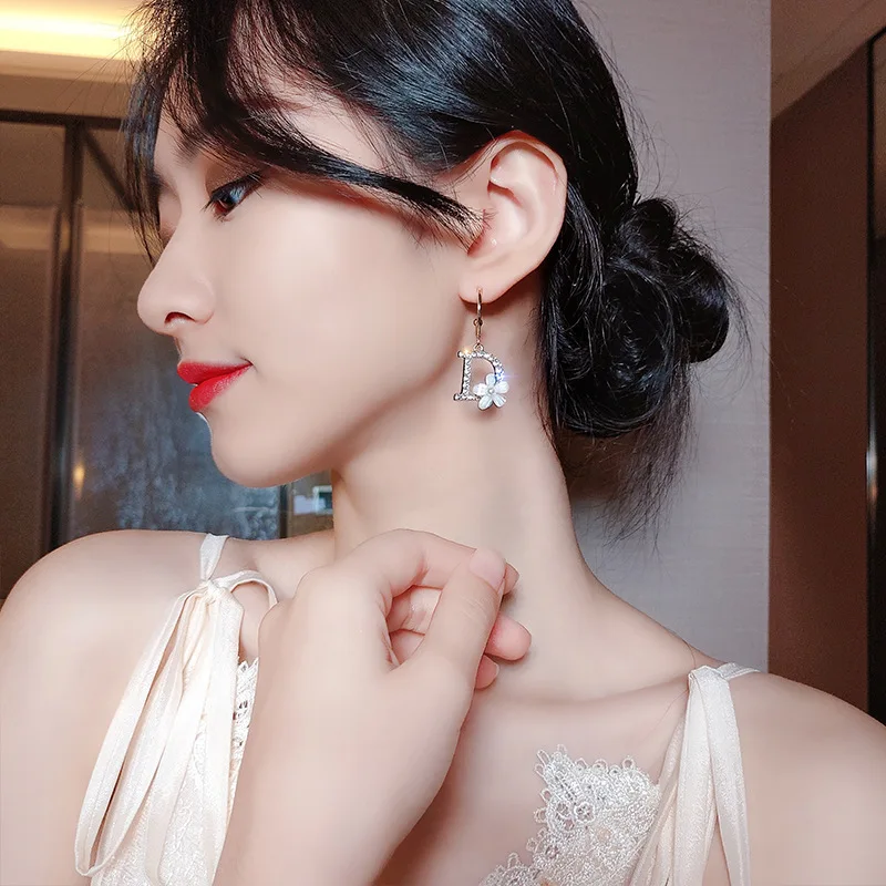 Korejski nove uhane s cirkon črko D ženske modni temperament kristalni cvet ljubimec nakit Valentinovo darilo, spominek