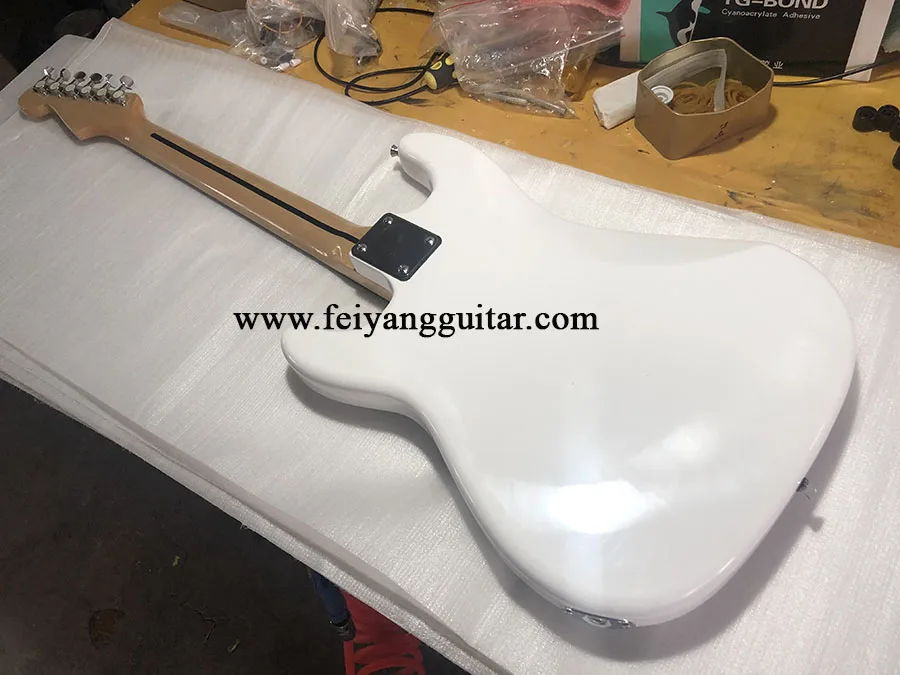 Visoko kakovost po meri F-luknjo 6 niz električne kitare, bele barve omejeno klavir most, rose lesa fingerboard, poštnina
