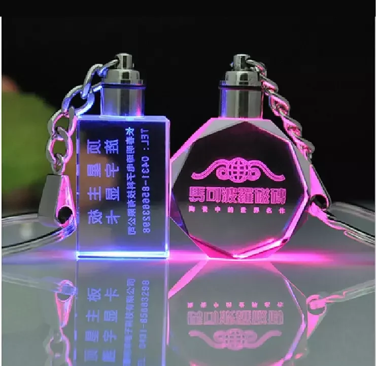 Osebno Design Lasersko Graviranje Kristal rose Keychain LED Pisane Spreminjanje Srce Oblika Nekaj Ključnih Verige Moda Darilo 100 kozarcev