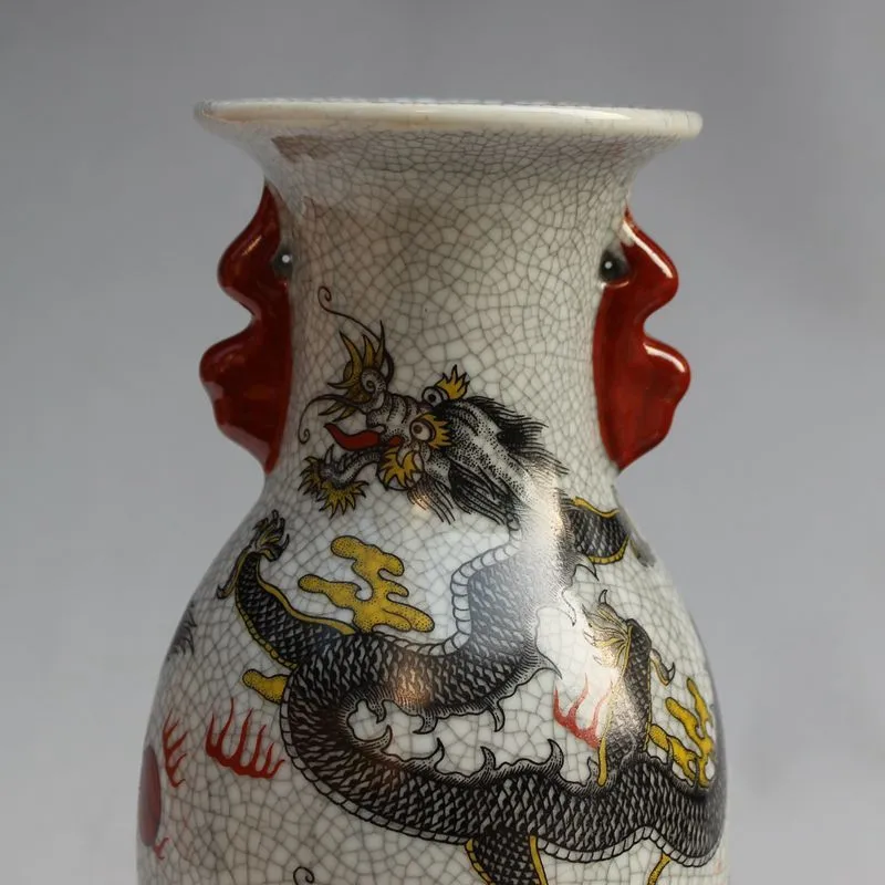 Elaborado florero de porcelana rosa de la familia kitajska, impreso con doble dragón negro