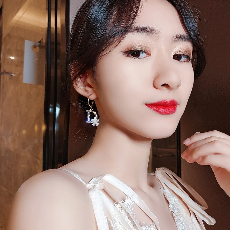 Korejski nove uhane s cirkon črko D ženske modni temperament kristalni cvet ljubimec nakit Valentinovo darilo, spominek